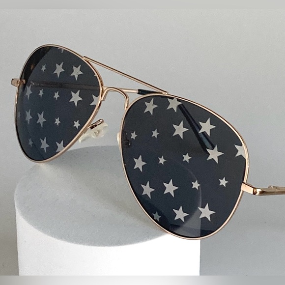 Free People Starry Eyed Aviator sunglasses Color: Gold / black - Picture 7 of 12